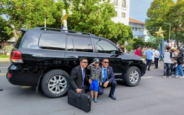 Đường Lê Lợi rộn ràng khoảnh khắc người dân giao lưu cùng lực lượng cảnh vệ