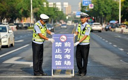 Trung Quốc siết lệnh chống ồn, phụ huynh... mua đồ lót tím cho con đi thi đại học