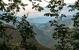 Ấn Độ khai trương cầu đường sắt cao hơn tháp Eiffel