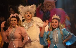 Bình Tinh hạnh phúc diễn kịch thiếu nhi cùng con gái