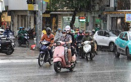 TP.HCM mưa tối trời, mây dông đen kịt từ cao nguyên Lâm Viên xuống mũi Cà Mau