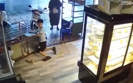 'Khối nghỉ hè' trượt chổi làm đổ tủ bánh