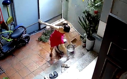 Người phụ nữ hú hồn khi bám tường tưới cây