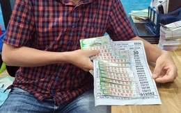 Nam công nhân trúng 14 tờ độc đắc sau khi dốc hết túi mua vé số trên đường về Đắk Lắk