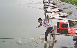 Cần thủ đen đủi nhất quả đất khi cá cắn câu