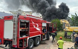 Xưởng phế liệu nằm cạnh dãy trọ bốc cháy ngùn ngụt