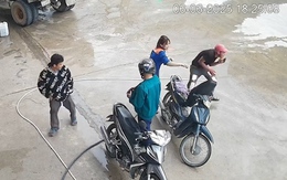 Thanh niên quê một cục vì phải nhờ nữ nhân viên cây xăng mở cốp xe