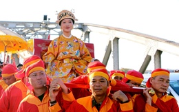 Tranh cãi chuyện tái hiện hình ảnh Nam Phương hoàng hậu ngồi kiệu do... đội mai táng khiêng