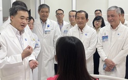 Ê kíp thông tim bào thai cho sản phụ người Singapore nhận bằng khen của bộ trưởng Bộ Y tế