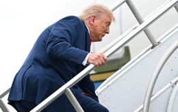 Xem video ông Trump vấp khi lên máy bay, dân mạng nhắc chuyện 'khịa' ông Biden