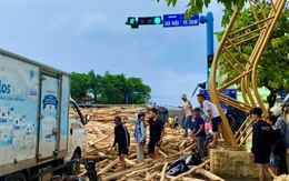 Xe tải chở gỗ keo lật, đè chết 1 thiếu niên