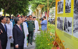 Trưng bày 100 ảnh tư liệu quý về cố Tổng Bí thư Nguyễn Văn Linh tại công viên Lam Sơn