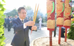 Lãnh đạo TP.HCM dâng hương, dâng hoa tưởng nhớ cố Tổng Bí thư Nguyễn Văn Linh