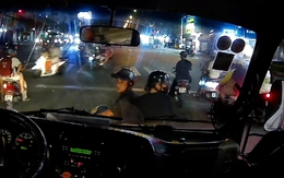 Cô gái nhảy khỏi xe máy khi bạn trai hổ báo tạt đầu ô tô