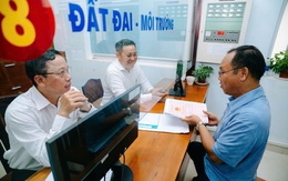 Nhộn nhịp người dân đến phường Tân Hưng, Bình Tân làm thủ tục ngày đầu hoạt động