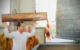 Chủ tịch Nguyễn Văn Được thỉnh chuông hòa bình cầu quốc thái dân an ở chùa Vĩnh Nghiêm