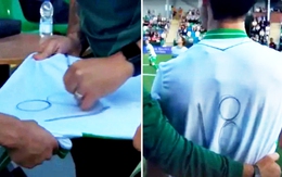 Cầu thủ mặc áo có số viết tay ra sân đá Champions League