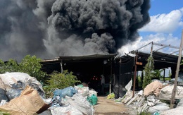 Cháy lớn xưởng phế liệu ở xã Bà Điểm, cột khói đen ngòm bốc cao