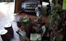 Chị hai kêu trời khi mẹ bắt bế em