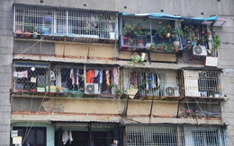 'Chuồng cọp' kín bưng, bít lối thoát hiểm nhiều chung cư cũ ở TP.HCM