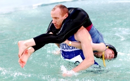 Lần đầu tiên một anh chồng ngoài châu Âu cõng vợ vô địch thế giới