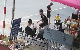 Trêu bạn cho vui, ai ngờ lỡ tay tiễn luôn điện thoại xuống cống