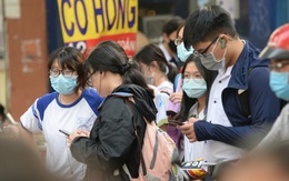 Là phụ huynh và giáo viên, tôi hoàn toàn tán thành cấm điện thoại trong trường