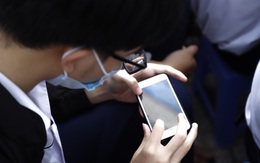 Cấm học sinh dùng điện thoại trong trường học trên cả nước, được không?
