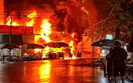 Cháy cây xăng, lửa ngùn ngụt gần khu dân cư