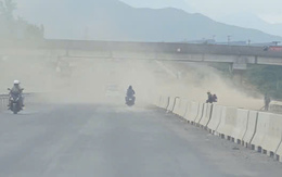 Dùng máy thổi bụi mù mịt trên công trường làm đường cao tốc Hòa Liên - Túy Loan