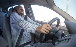 Từ vụ ô tô tông liên hoàn 12 xe máy: Vì sao khi nhầm chân ga, tài xế càng đạp mạnh thay vì đổi bên?