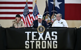Ông Trump thị sát vùng lũ Texas, cam kết 'Texas cần gì sẽ được đáp ứng'