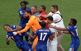 SỐC: Thước phim HLV Enrique tát vào mặt tiền đạo Chelsea sau khi PSG thua thảm