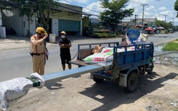 Cảnh sát giao thông TP.HCM xử lý xe ba gác chở tôn dài ngoằng trên đường