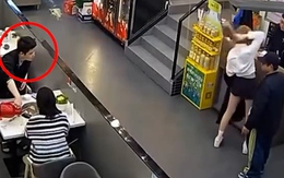 Cô gái giận dỗi bỏ đi vì bạn trai 'hóa đá' khi thấy người đẹp