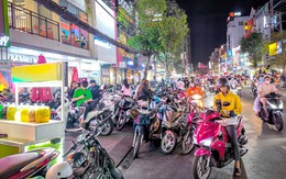 Người bán chiếm vỉa hè còn đuổi: 'Không mua thì biến, chỗ người ta bán hàng, ai cho đứng?'