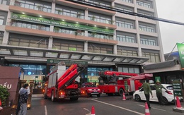 Thiếu nữ cố thủ trên nóc Bệnh viện Bạch Mai