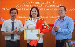 Khen thưởng nữ đại úy hải quân trả lại ví tiền cho người nước ngoài