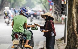 Cụ già bán rau bên vỉa hè và wifi tốc độ cao