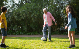 Ông bà tiếp xúc với hóa chất có thể khiến cháu dậy thì sớm