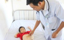 Phẫu thuật lấy búi tóc nặng nửa ký khỏi dạ dày bệnh nhi 5 tuổi