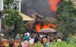 Xưởng sản xuất gỗ ở Hà Nội bốc cháy ngùn ngụt