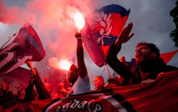 CĐV Crystal Palace biểu tình, đốt pháo sáng phản đối quyết định của UEFA