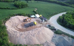 Nhiều điểm tập kết cát trái phép dọc tỉnh lộ ở Đắk Lắk