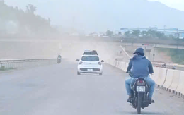 Bụi mù mịt trên công trường cao tốc, sao lại dùng 'kỹ thuật' thổi bụi từ chỗ này sang chỗ khác?