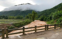 Hai mẹ con bị lũ cuốn khi đang cho vịt ăn, mẹ mất tích