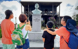 Mở lại tour tham quan nhà bác sĩ Yersin bằng xe buýt mui trần