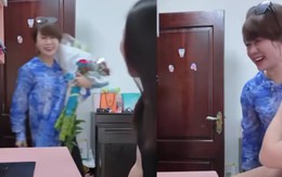 Khoảnh khắc cả nhà vui sướng khi biết con gái đạt thủ khoa khối A00