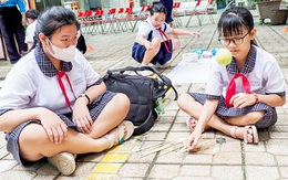 Tôi nói hồi nhỏ thích trò chơi chuyền, con tôi tròn xoe mắt 'mẹ chơi truyền hình hả?'