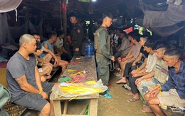 Xuyên đêm băng rừng vây ráp đại công xưởng 'vàng tặc', bắt 60 người khai thác vàng trái phép